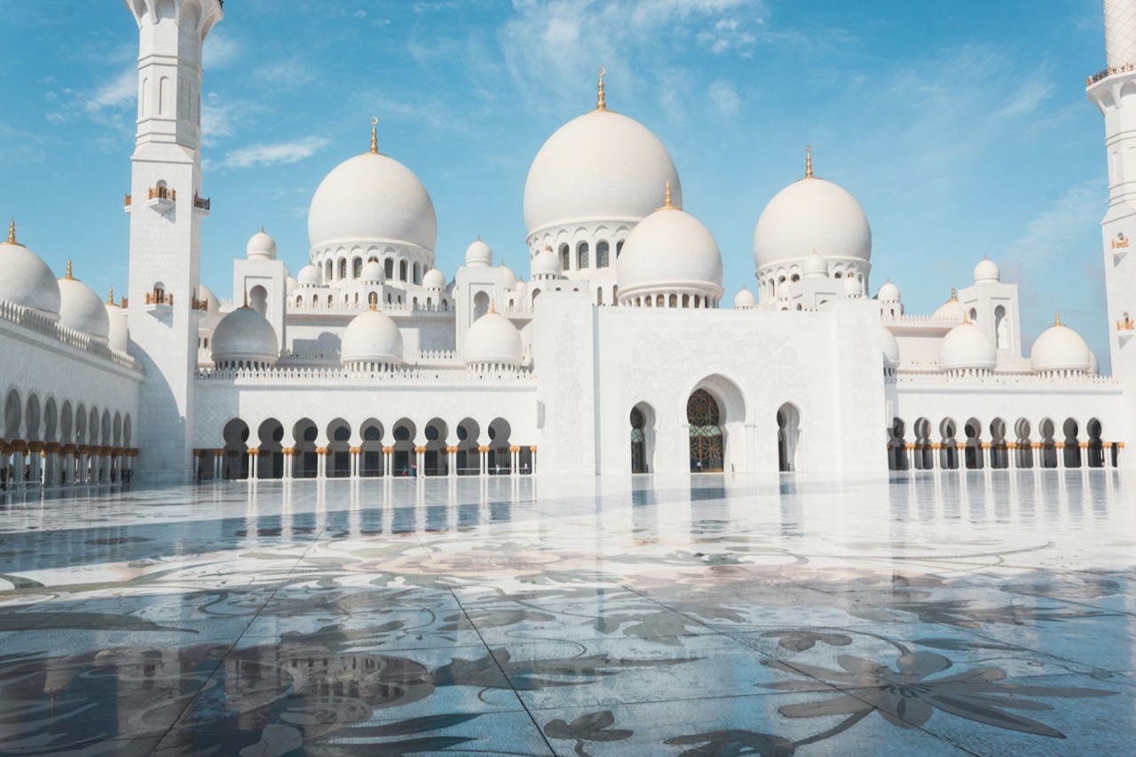 Sheikh Zayed Grand Mosque on the Abu Dhabi culture and coast driving route
